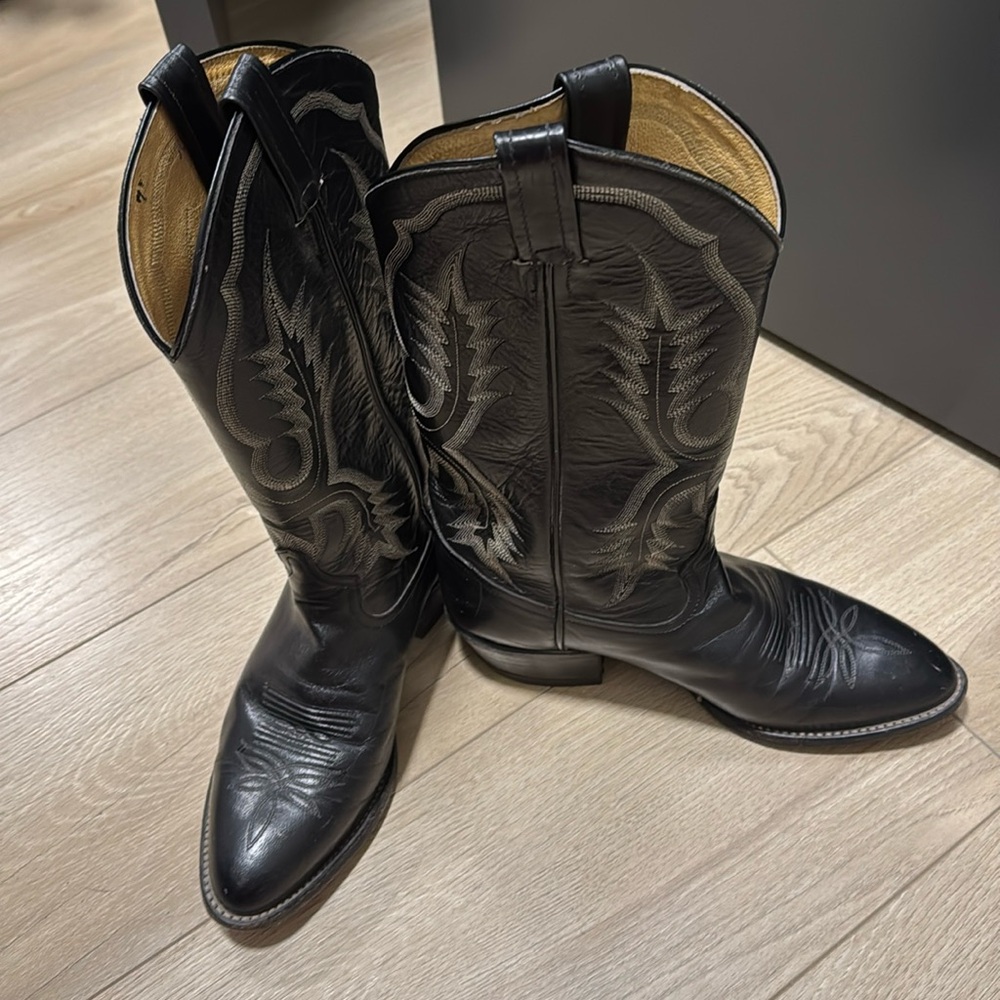 Black Tony Lama Cowboy boots. Men’s Size 5 Narrow fit.